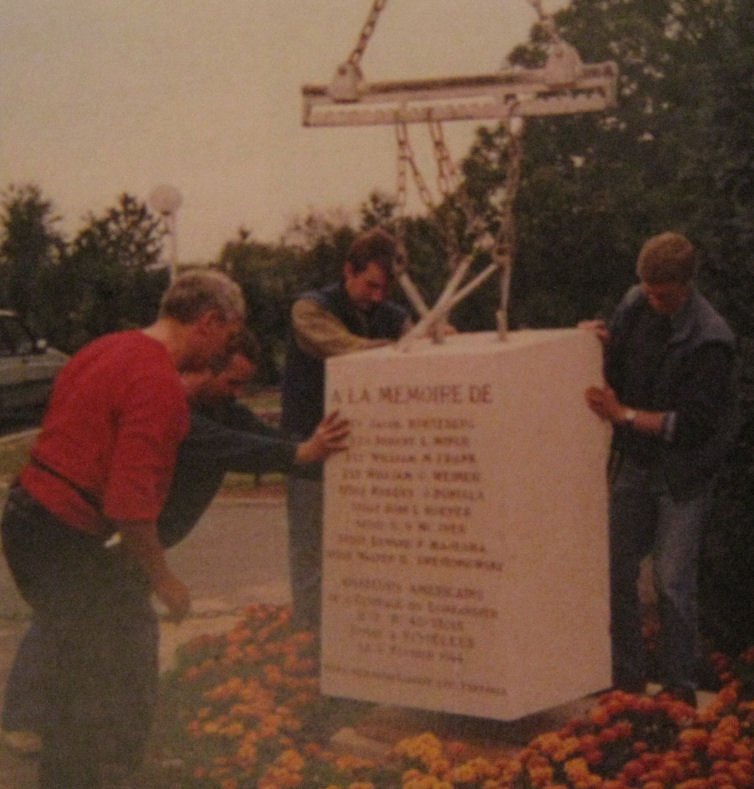 Installation du monument.